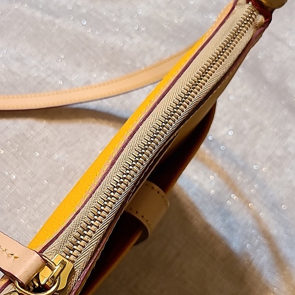 Dooney & Bourke - Letter Carrier leather crossbody bag - Picture 7 of 13
